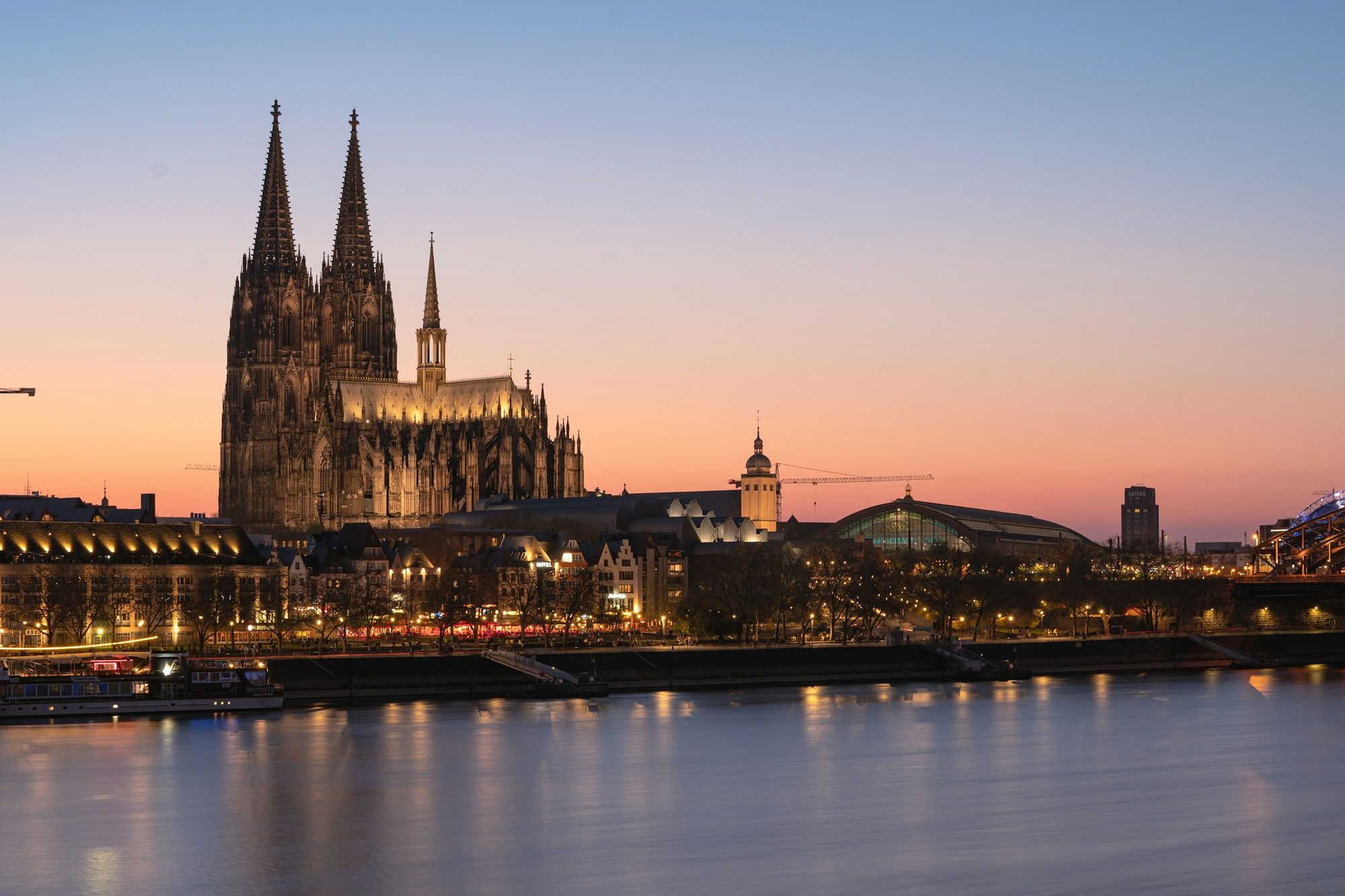Kölner Dom und Rhein in der Abenddämmerung