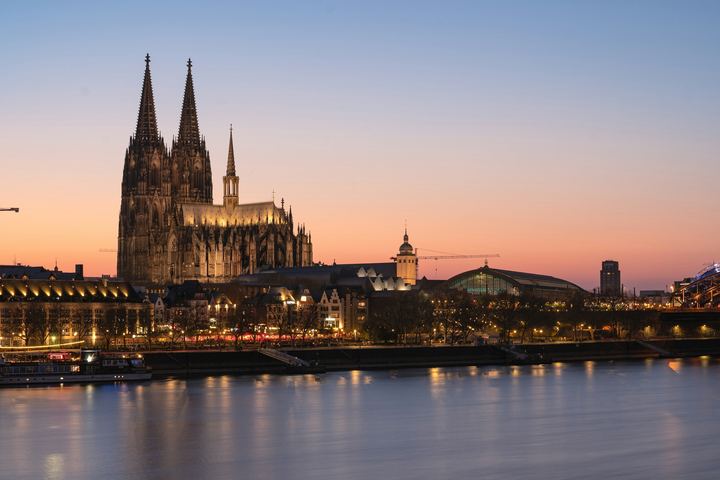 Kölner Dom in der Abenddämmerung